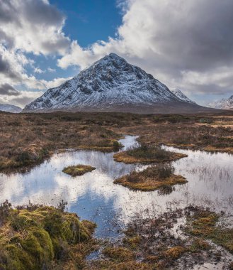 Önplanda Etive Nehri 'nin güzel kış manzarası. Arkaplanda ikonik kar örtülü Stob Dearg Buachaille Etive Mor dağı var.