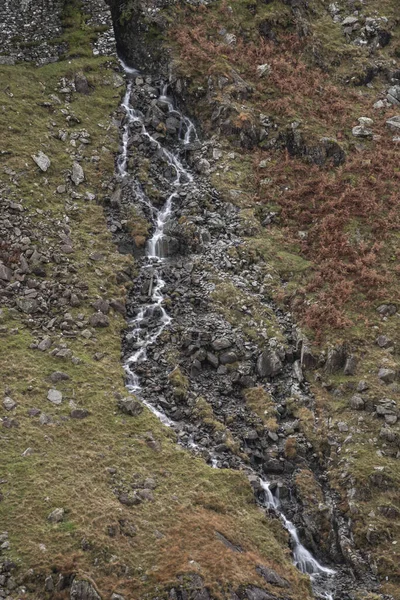 Epic Landscape Image Mountain Stream Side Fleetwith Pike Lake District – stockfoto