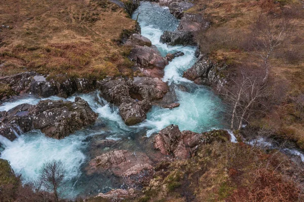 Schöne Drohnenlandschaftsaufnahme Des Pulsierenden Flusses Coe Der Unter Schneebedeckten Bergen — Stockfoto