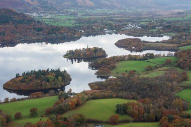 Göl Bölgesi 'ndeki Walla Crag' dan Derwentwater 'ın üzerinden Catbell' lere ve çarpıcı sonbahar renkleriyle uzak dağlara bakan destansı sonbahar manzarası.