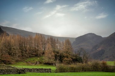 Disrtrict Gölü 'ndeki Crag Kalesi' nden Borrowdale Vadisi 'ne doğru şaşırtıcı sonbahar manzarası