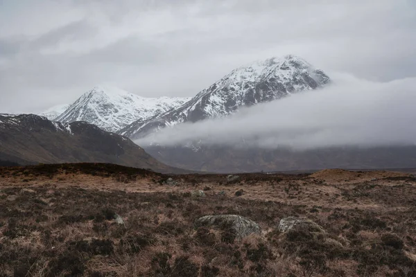 苏格兰高地的Buachaille Etive Mor Stob Dearg冬季景观被白雪覆盖的低云吞没 — 图库照片