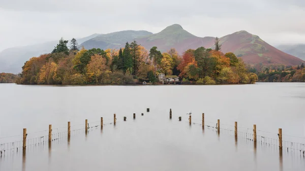 Hermosa Imagen Paisaje Larga Exposición Derwentwater Mirando Hacia Catbells Pico —  Fotos de Stock