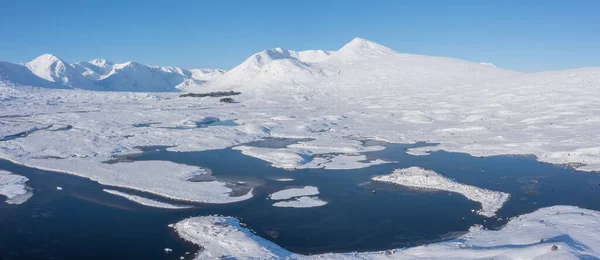 Fantastisk Antenn Drönare Vinterlandskap Bilder Loch Och Snötäckta Berg Bakgrunden — Stockfoto