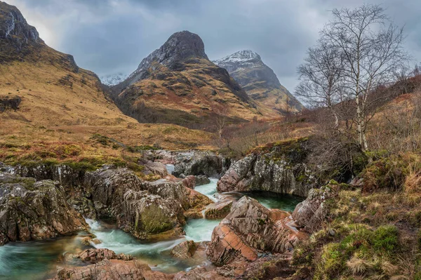 Vacker Landskapsbild Levande Floden Coe Som Flyter Snötäckta Berg Skotska — Stockfoto