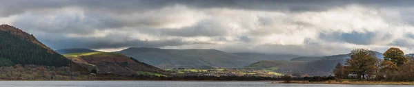 Epicki Obraz Krajobrazu Przez Bassenthwaite Lake Lake District Zapewniając Dramatyczny — Zdjęcie stockowe