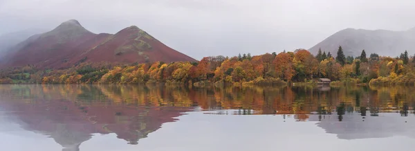 丘や森を横切る霧の圧延と湖地区の秋の間にDerwentwater間で見たカベルの壮大な風景画像 — ストック写真