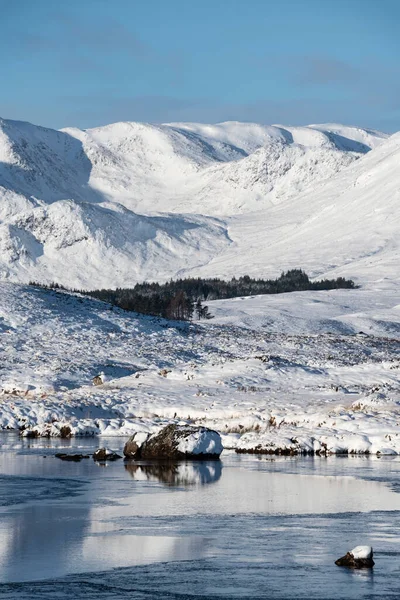 Majestuosa Imagen Paisaje Invierno Mirando Hacia Cordillera Las Highlands Escocesas —  Fotos de Stock