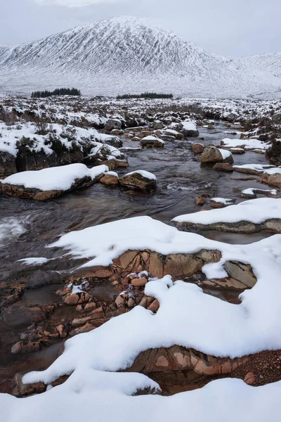Красивый Зимний Пейзаж Реки Этив Переднем Плане Легендарным Снежным Покровом — стоковое фото