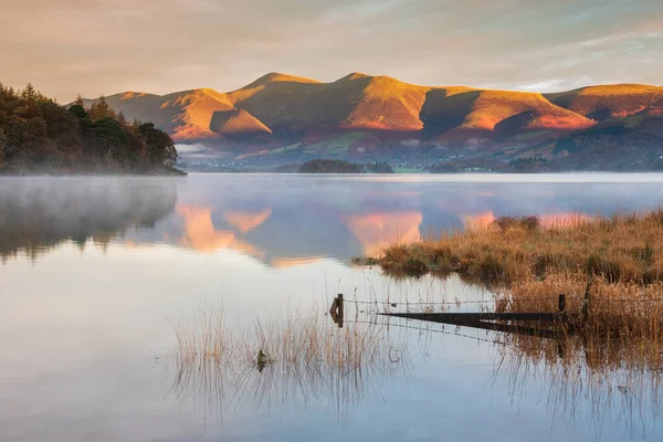 Epic Autumn Sunrise Landscape Image Looking Manesty Park Lake Distict — Foto de Stock