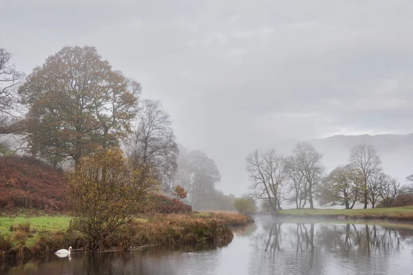 Epicki Jesienny Krajobraz Rzeki Brathay Lake District Patrząc Kierunku Langdale — Zdjęcie stockowe