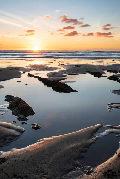 Прекрасний Літній Захід Зображенням Widemouth Bay Девоні Англія Золотим Годинним — стокове фото
