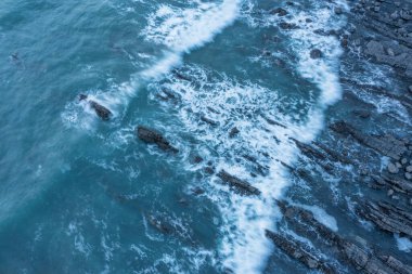 Devon İngiltere 'deki Welcombe Mouth Sahili üzerinde gün batımını gören hava aracı manzarası