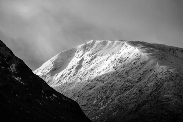 Schwarz Weiß Atemberaubend Schöne Winterlandschaft Bild Von Lost Valley Schottland — Stockfoto