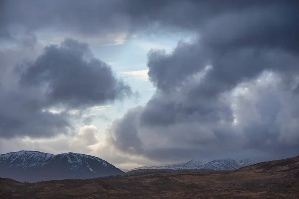 Büyük Dramatik Fırtınalı Gökyüzü Skoçya Daki Karlı Dağların Üzerindeki Manzara — Stok fotoğraf