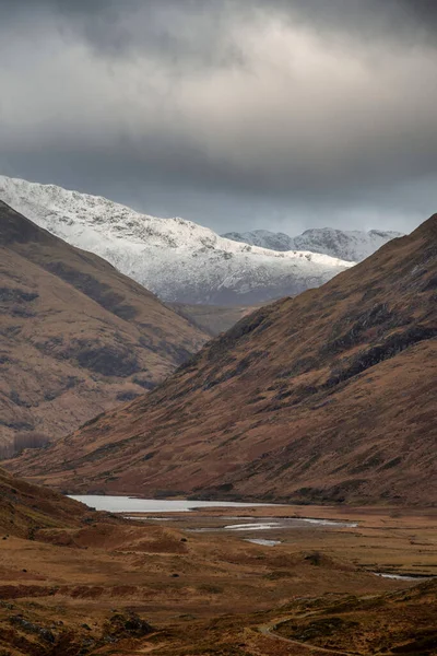 格伦科苏格兰高地白雪覆盖的三姊妹山脉的史诗般的冬季景观图像 天空壮观 — 图库照片