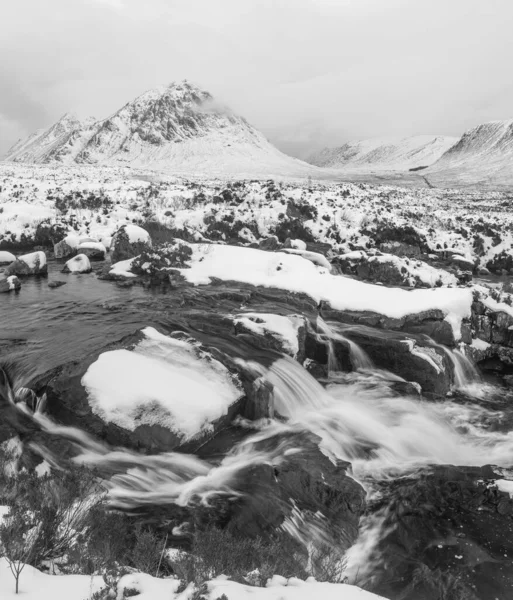 Czarno Biały Piękny Krajobraz Zimowy Obraz Rzeki Etive Pierwszym Planie — Zdjęcie stockowe