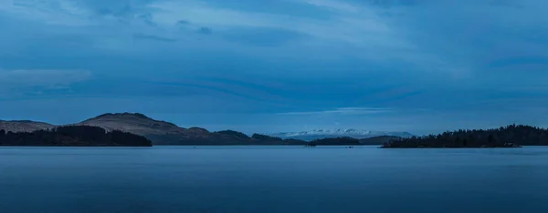 Imagem Deslumbrante Paisagem Loch Lomond Cordilheira Coberta Neve Distância Vista — Fotografia de Stock