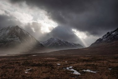 İskoçya 'nın Etive Mor bölgesindeki Kayıp Vadi manzarasında çarpıcı kış günbatımı.