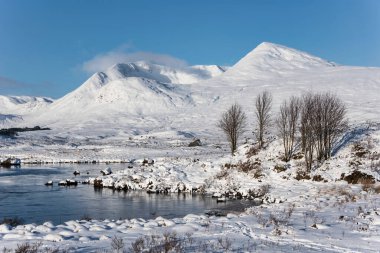 Görkemli kış manzarası, İskoçya 'nın dağlık dağlarına bakıyor. Rannoch Moor' daki Ba Gölü boyunca.