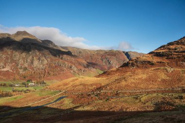 Muhteşem bir sonbahar manzarası. Pike O 'Blisco' dan Langdale Pikes ve Range 'e doğru bakıyor. Dağlarda ve vadide güneşli güzel bir yer.