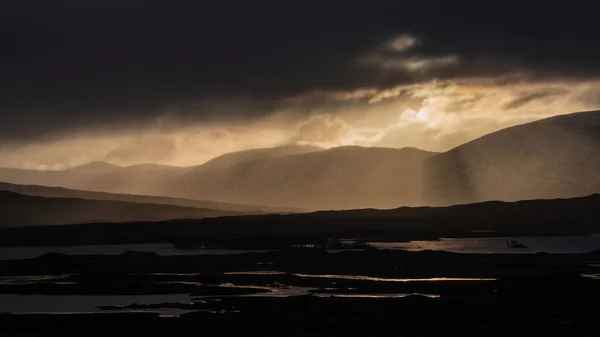 大雨倾盆时 沿着Rannoch Moor凝视冬季风景的图像 给人一种朦胧的景象 — 图库照片