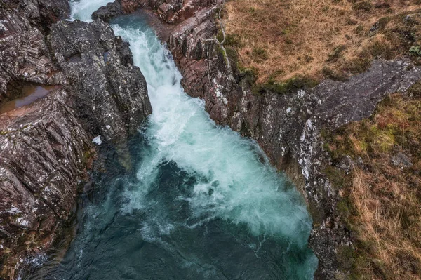 Schöne Drohnenlandschaftsaufnahme Des Pulsierenden Flusses Coe Der Unter Schneebedeckten Bergen — Stockfoto