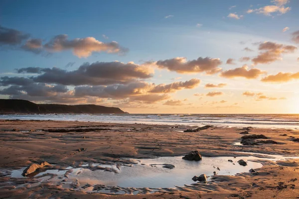 Vacker Sommar Solnedgång Landskap Bild Widemouth Bay Devon England Med — Stockfoto