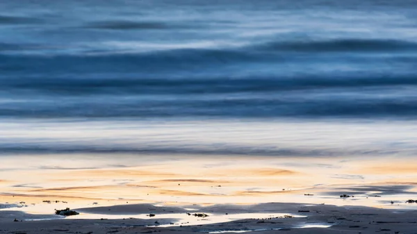 美しい夏の夕日フィールド技術の浅い深さと黄金の時間光の海とデヴォンのウィドゥマス湾の風景画像 — ストック写真