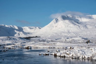 Görkemli kış manzarası, İskoçya 'nın dağlık dağlarına bakıyor. Rannoch Moor' daki Ba Gölü boyunca.