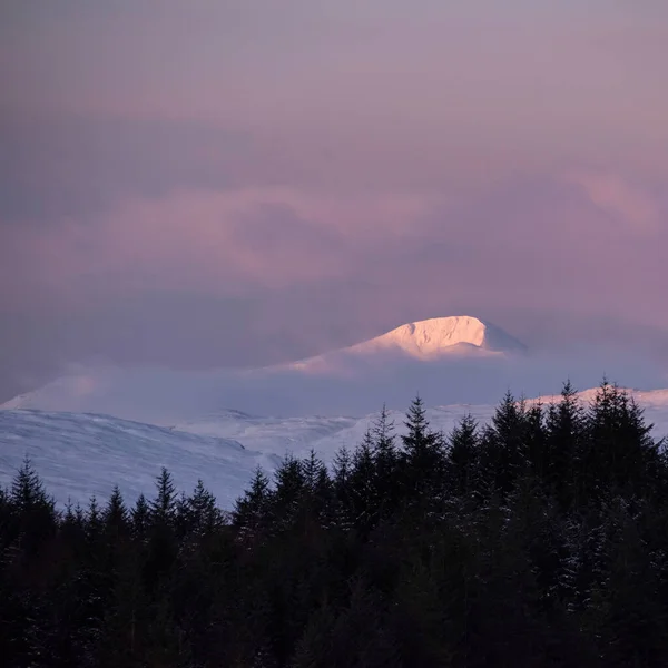 Mooie Alpen Glow Hitting Bergtoppen Schotse Hooglanden Tijdens Prachtige Winter — Stockfoto