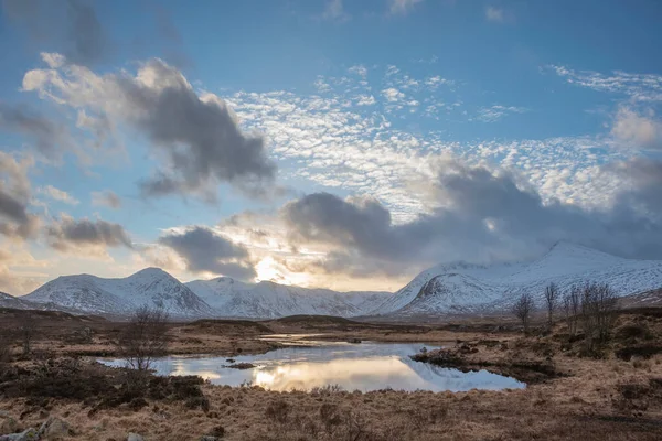 Splendida Immagine Paesaggio Tramonto Invernale Attraverso Loch Nelle Highlands Scozzesi — Foto Stock