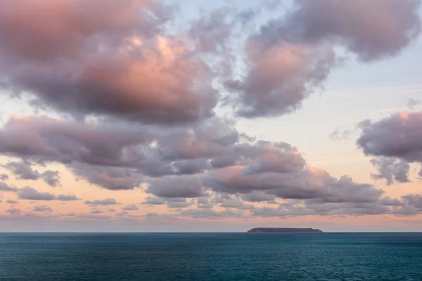 夏の終わりの間 イングランドのデヴォンシャー海岸のルニー島上の見事な日の出の雲の形成と色 — ストック写真