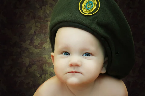 Mały chłopiec w czapkę wojskową — Zdjęcie stockowe