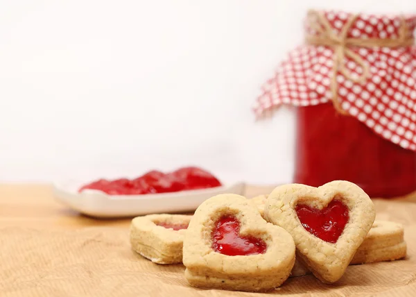 Печенье в форме сердца и варенье в банке — стоковое фото