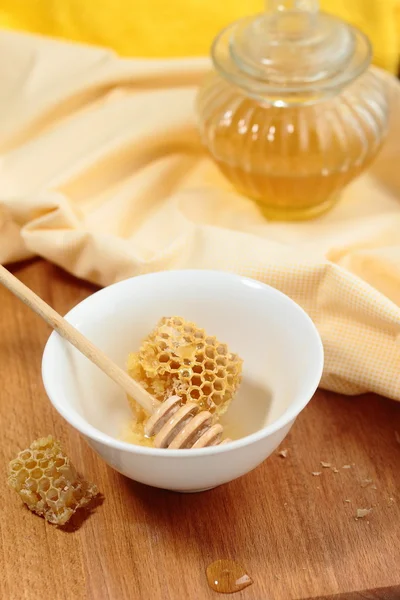 Μέλι με κηρήθρα — Φωτογραφία Αρχείου