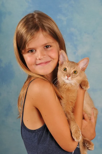 Menina bonita com retrato do gatinho somali — Fotografia de Stock