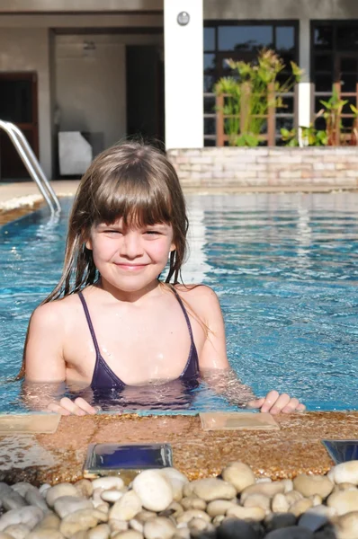 Портрет улыбающейся девушки в бассейне — стоковое фото