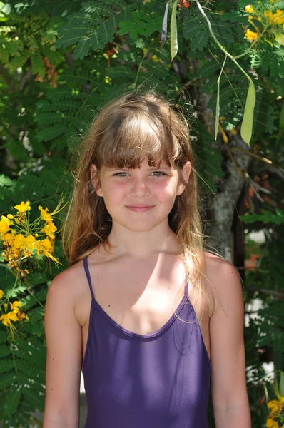 Metade do corpo retrato de menina bonita — Fotografia de Stock