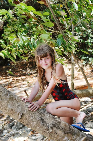 Chica en el árbol — Foto de Stock