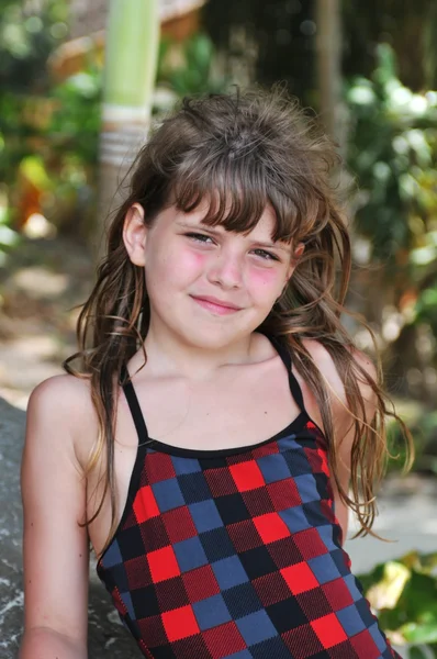 Menina bonita retrato olhando para a câmera — Fotografia de Stock