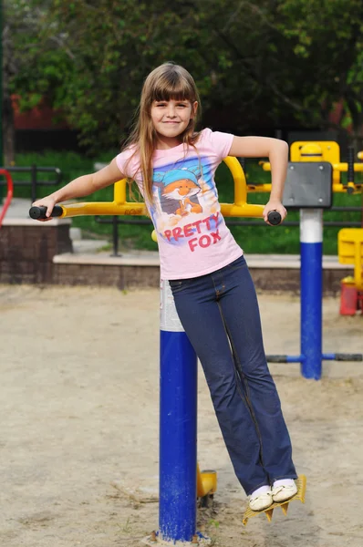 Porträt eines Mädchens beim Fitnesstraining — Stockfoto