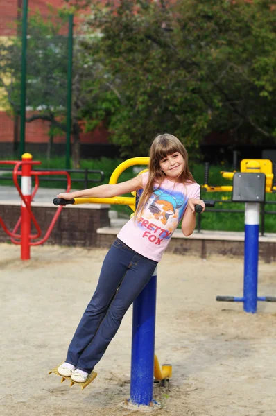 Mädchen turnt auf Sportplatz — Stockfoto