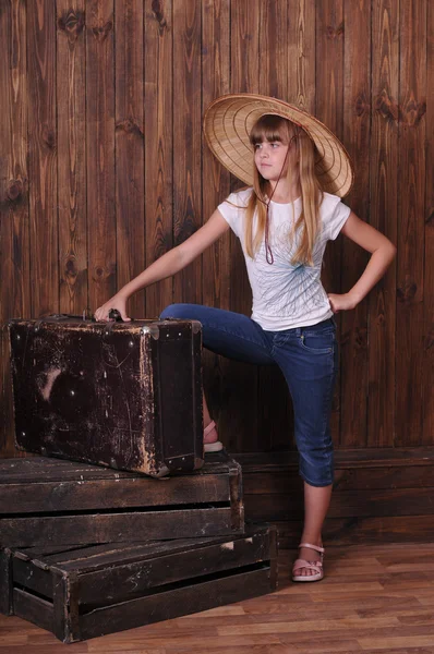 Девушка в джинсах с багажником — стоковое фото