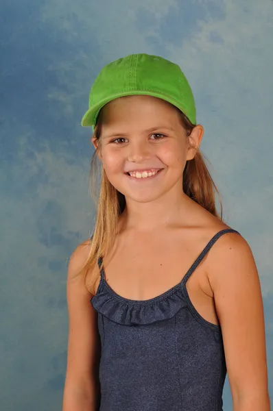 Menina bonita em boné verde — Fotografia de Stock