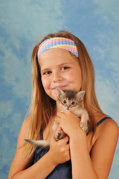 Menina bonita com gatinho — Fotografia de Stock