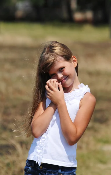 Hübsches Mädchen Porträt im Freien — Stockfoto