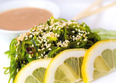 beyaz zemin üzerinde egzotik deniz yosunu ile salata