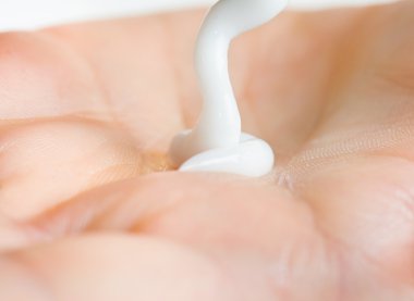 güzel erkek closeup uygulanan el kremi eller