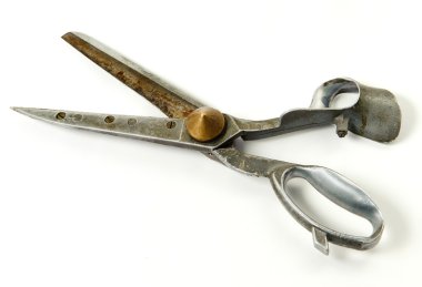 beyaz zemin üzerinde büyük eski makas.